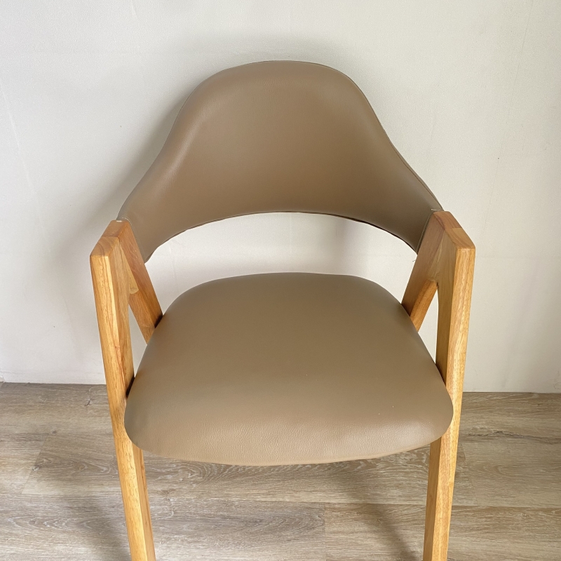 Ghế gỗ chữ A cao cấp làm bằng gỗ nguyên khối lót đệm da